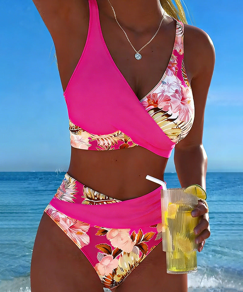 Bikini ar kontrastējošu ziedu rakstu un šķēlumu