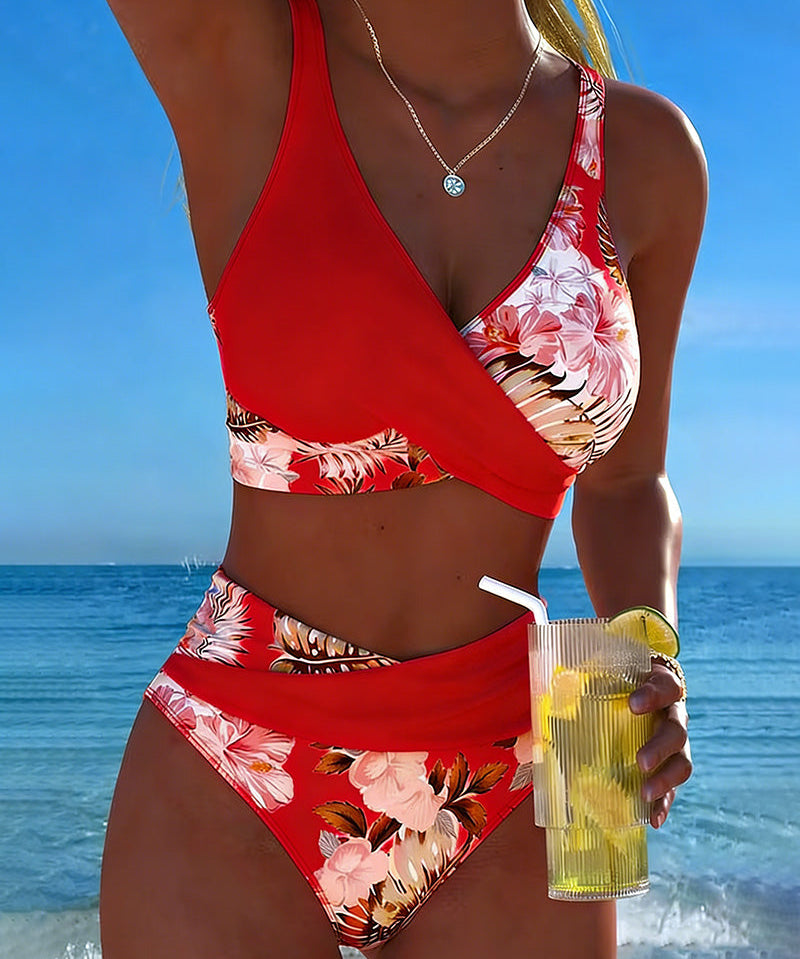 Bikini ar kontrastējošu ziedu rakstu un šķēlumu