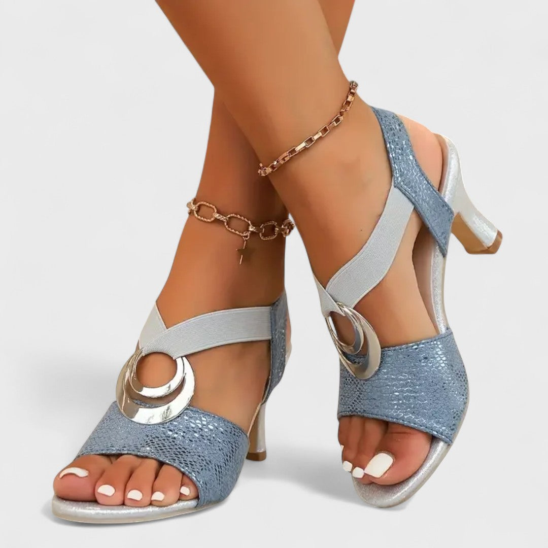 Jasmina - Eleganti Sandales ar Dekoratīvu Piespraudi