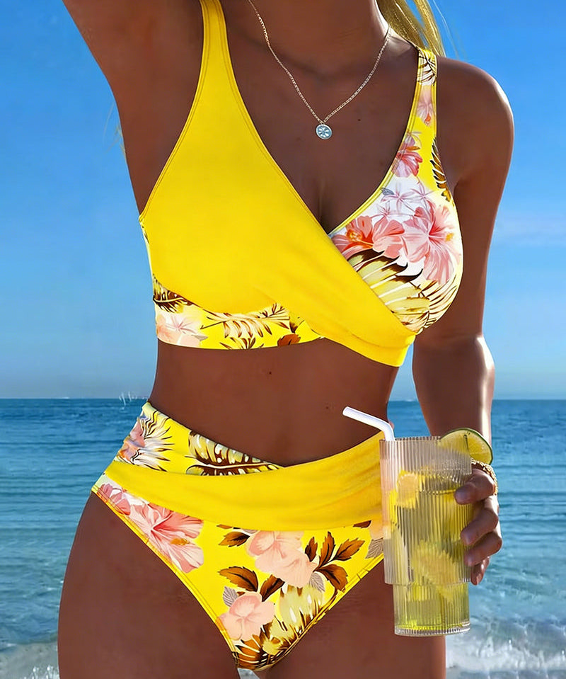 Bikini ar kontrastējošu ziedu rakstu un šķēlumu